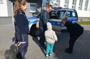 Policjantki pokazują dziecku radiowóz