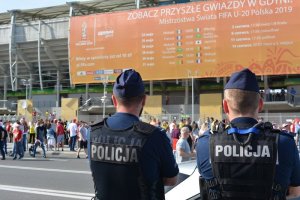 Policjanci patrolują okolicę stadionu
