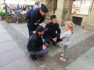 Policjanci rozmawiają z dzieckiem