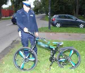 Policjant w trakcie oględzin roweru