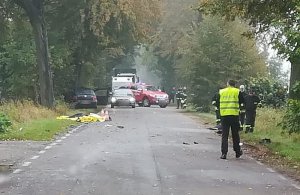 Policjanci pracują na miejscu wypadku