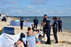 policjanci i ludzie na plaży