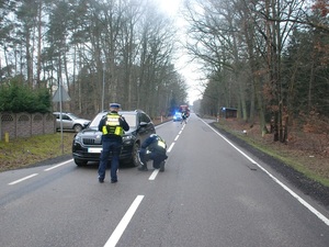 Policjanci na miejscu wypadku