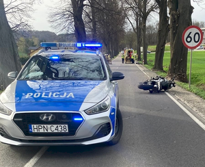 Radiowóz na drodze przy wypadku motocykla